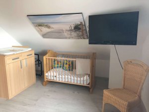 Schlafzimmer mit Babybett