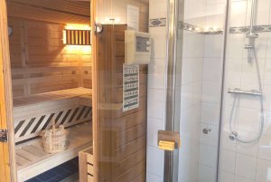 Sauna mit ebenerdiger Dusche